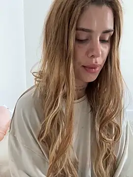 EmiliaCatalina online show from 4, 10, 2025