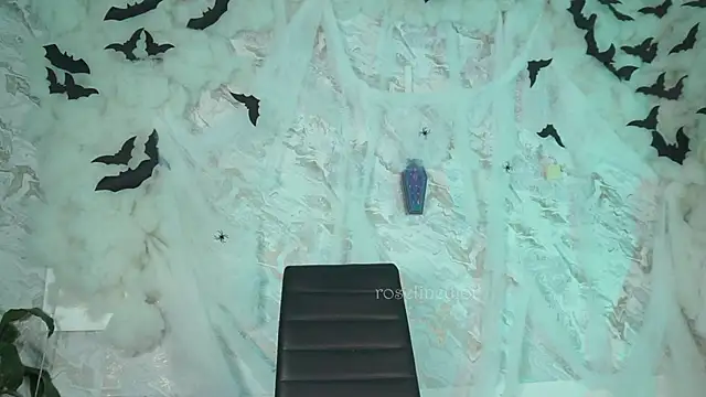 Snapshot of roselinedior chatting on 23, 10, 2025 roselinedior online show from 23, 10, 2025