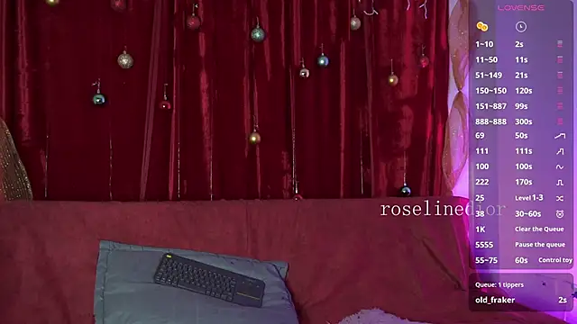 Snapshot of roselinedior chatting on 15, 12, 2025 roselinedior online show from 15, 12, 2025