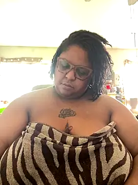 Snapshot of kweenxkarma chatting on 6, 10, 2025 kweenxkarma online show from 6, 10, 2025