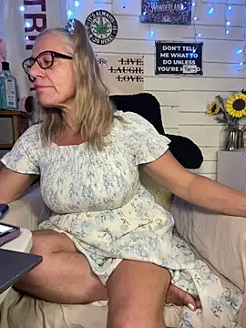 Snapshot of TrenaAnne chatting on 18, 5, 2026 TrenaAnne online show from 18, 5, 2026