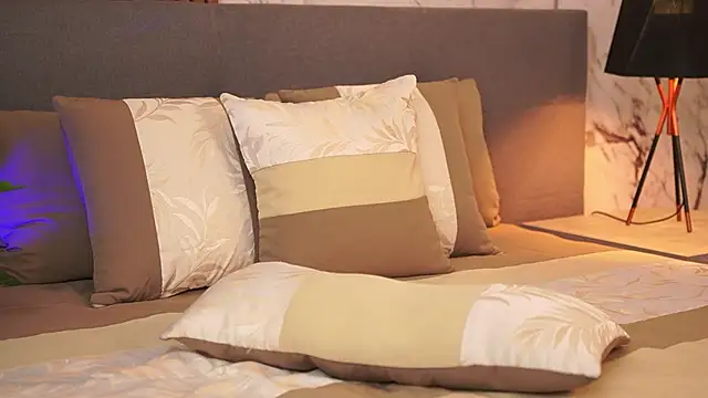 EmaSaenz online show from 8, 1, 2025