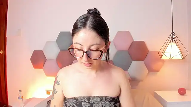 Snapshot of Emilywatsonn chatting on 26, 6, 2026 Emilywatsonn online show from 26, 6, 2026
