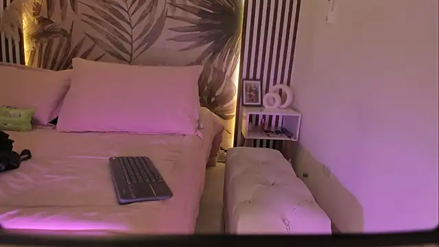 Snapshot of Samaantha-White chatting on 14, 7, 2026 Samaantha-White online show from 14, 7, 2026