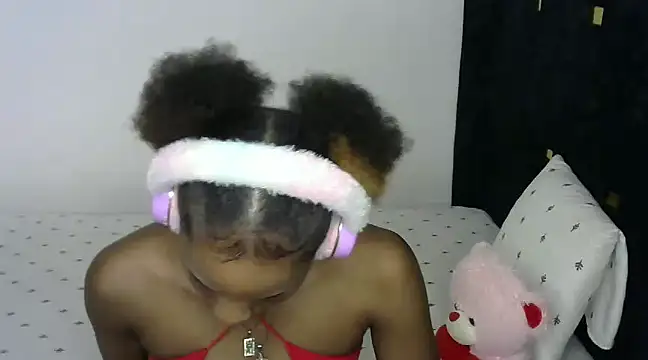 Queeen model online show from 12, 12, 2024