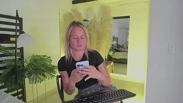 stefanny ruiz  online show from 10, 1, 2025