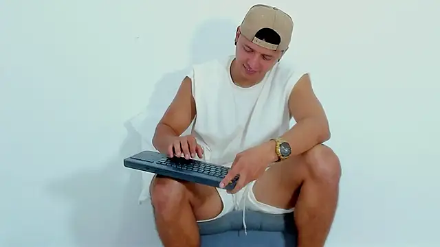 Snapshot of MITCHELL_BURNS chatting on 4, 1, 2025 MITCHELL BURNS online show from 4, 1, 2025