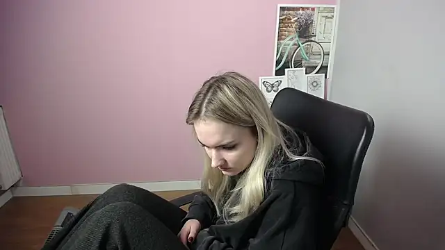 Snapshot of viktoria_lovely chatting on 27, 12, 2024 viktoria lovely online show from 27, 12, 2024