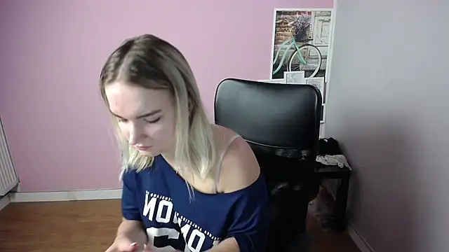 Snapshot of viktoria_lovely chatting on 9, 9, 2025 viktoria lovely online show from 9, 9, 2025