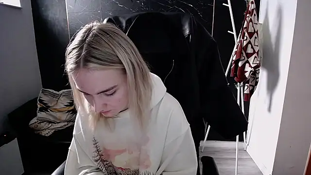 Snapshot of viktoria_lovely chatting on 11, 11, 2025 viktoria lovely online show from 11, 11, 2025