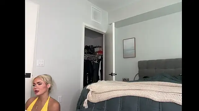 Snapshot of ElenaErickson chatting on 8, 9, 2025 ElenaErickson online show from 8, 9, 2025