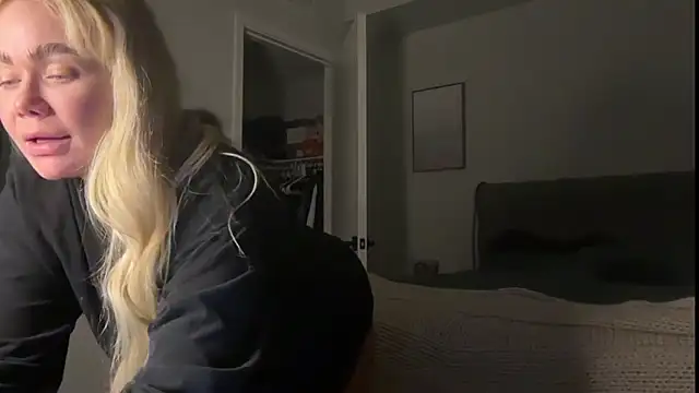 Snapshot of ElenaErickson chatting on 12, 11, 2025 ElenaErickson online show from 12, 11, 2025