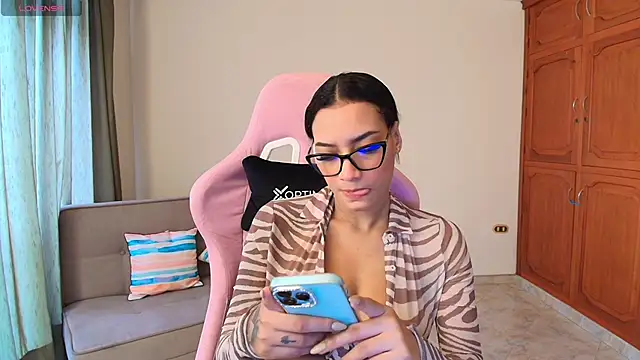 Snapshot of lili_jade222 chatting on 8, 11, 2025 lili jade222 online show from 8, 11, 2025