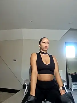 QueenTricks1 online show from 30, 11, 2025