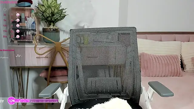  Joliie  online show from 15, 2, 2025