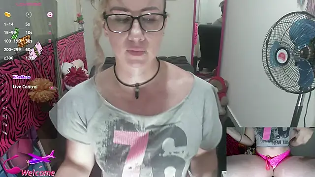 Snapshot of ViickySexy chatting on 17, 9, 2025 ViickySexy online show from 17, 9, 2025