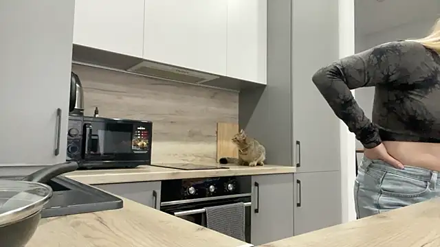 Snapshot of Embersweetbunny chatting on 10, 9, 2025 Embersweetbunny online show from 10, 9, 2025