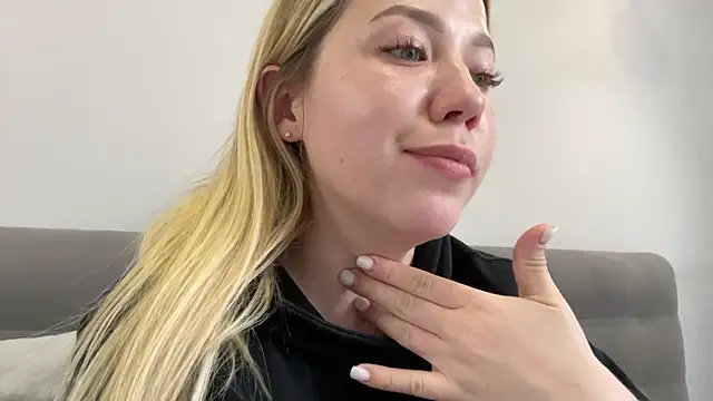 Snapshot of Embersweetbunny chatting on 4, 11, 2025 Embersweetbunny online show from 4, 11, 2025