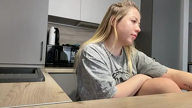 Snapshot of Embersweetbunny chatting on 18, 11, 2025 Embersweetbunny online show from 18, 11, 2025