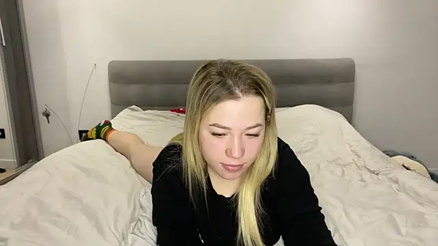 Snapshot of Embersweetbunny chatting on 30, 11, 2025 Embersweetbunny online show from 30, 11, 2025