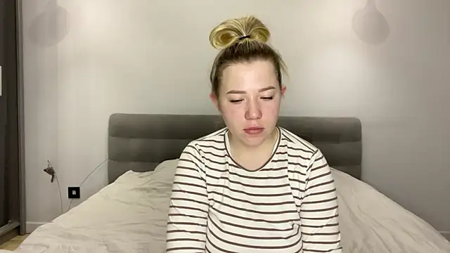 Embersweetbunny online show from 19, 12, 2025