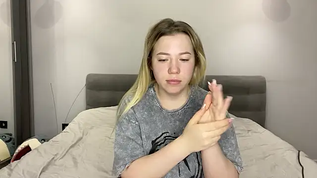 Embersweetbunny online show from 11, 1, 2026