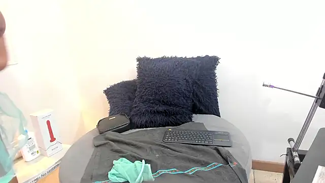 Lizzie Williams  online show from 26, 11, 2025