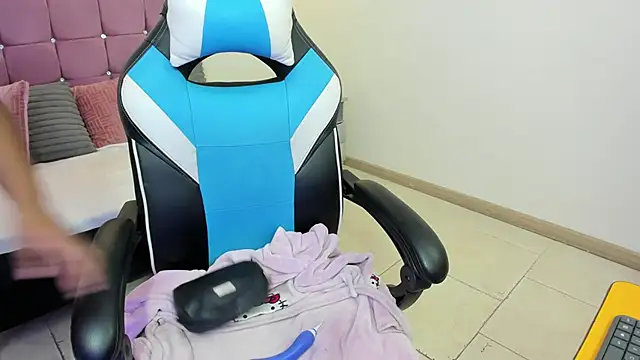 Lizzie Williams  online show from 12, 2, 2026