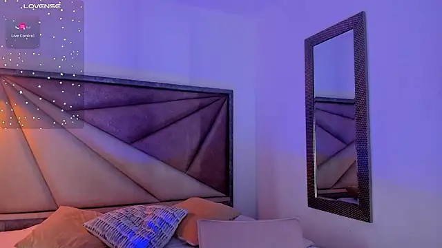 Snapshot of FaloonRoussel chatting on 4, 2, 2026 FaloonRoussel online show from 4, 2, 2026