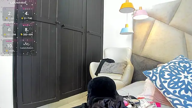 Snapshot of FaloonRoussel chatting on 4, 2, 2026 FaloonRoussel online show from 4, 2, 2026