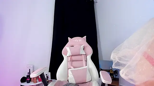 Snapshot of lovely_kitt chatting on 8, 2, 2025 lovely kitt online show from 8, 2, 2025
