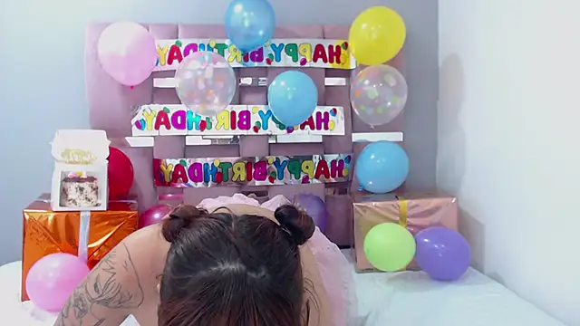 Snapshot of EmiliaKurt chatting on 3, 2, 2025 EmiliaKurt online show from 3, 2, 2025