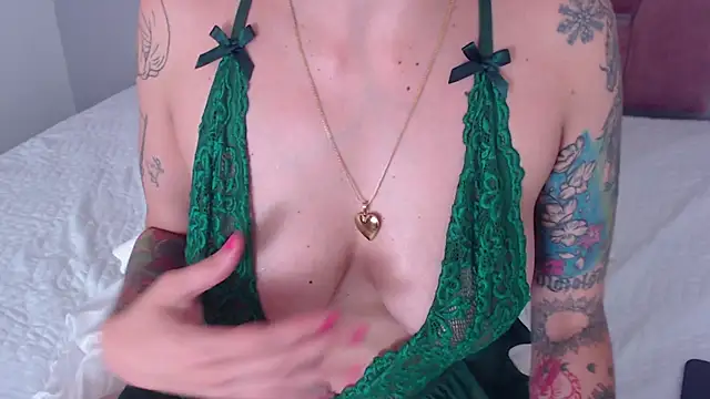 Snapshot of EmiliaKurt chatting on 10, 2, 2025 EmiliaKurt online show from 10, 2, 2025