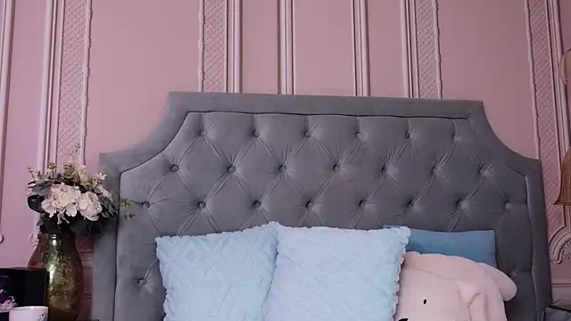 LucyAddison online show from 6, 4, 2026