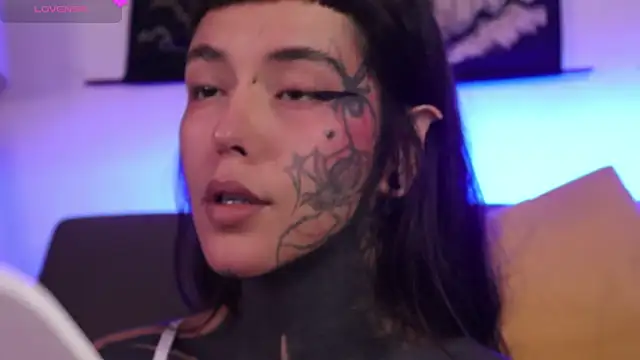 Snapshot of SylveonFox chatting on 28, 10, 2025 SylveonFox online show from 28, 10, 2025