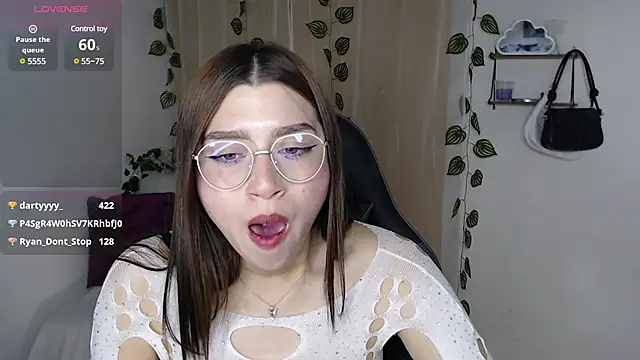 Snapshot of mily_thomson_b_ chatting on 6, 3, 2025 mily thomson b online show from 6, 3, 2025