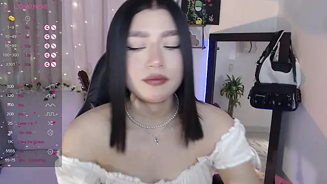 Snapshot of mily_thomson_b_ chatting on 21, 10, 2025 mily thomson b online show from 21, 10, 2025