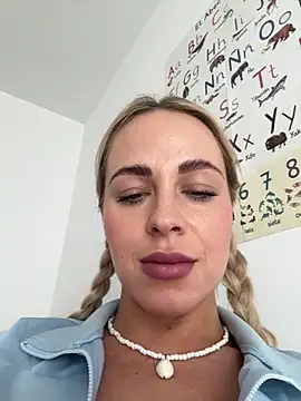 Snapshot of streetdoll chatting on 20, 3, 2025 streetdoll online show from 20, 3, 2025
