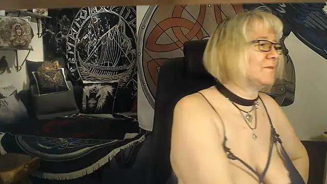 Snapshot of TittenMichelle chatting on 28, 2, 2025 TittenMichelle online show from 28, 2, 2025