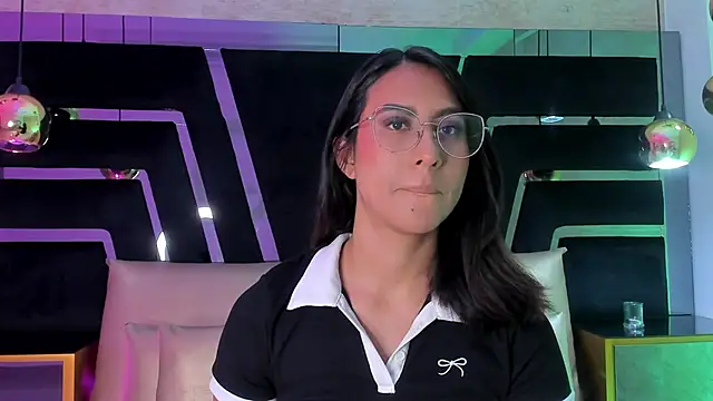 Snapshot of DaraBeckett chatting on 6, 11, 2025 DaraBeckett online show from 6, 11, 2025