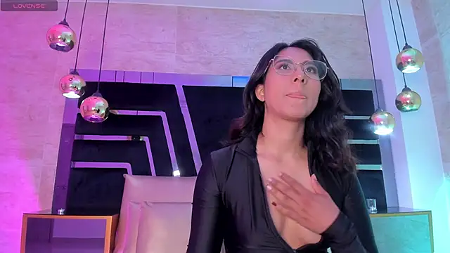 Snapshot of DaraBeckett chatting on 8, 11, 2025 DaraBeckett online show from 8, 11, 2025