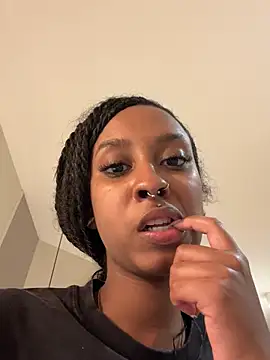 Snapshot of Your_Paris chatting on 7, 5, 2026 Your Paris online show from 7, 5, 2026