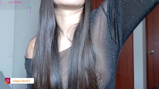 Snapshot of megan_bluee23 chatting on 18, 12, 2025 megan bluee23 online show from 18, 12, 2025
