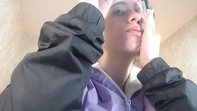 EmmaCowperr online show from 14, 1, 2025