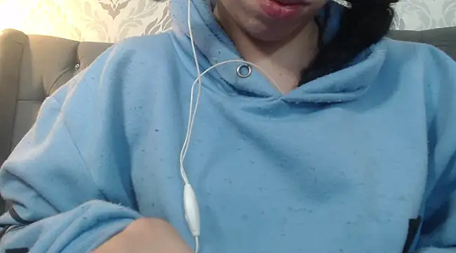 EmmaCowperr online show from 28, 2, 2025