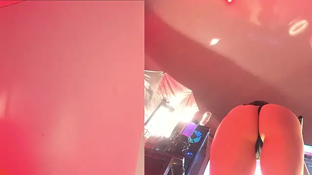 Hannah Borbon online show from 16, 2, 2025