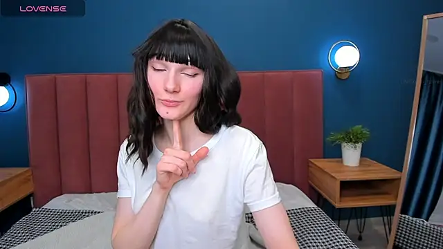 Lili flowerr online show from 12, 3, 2025