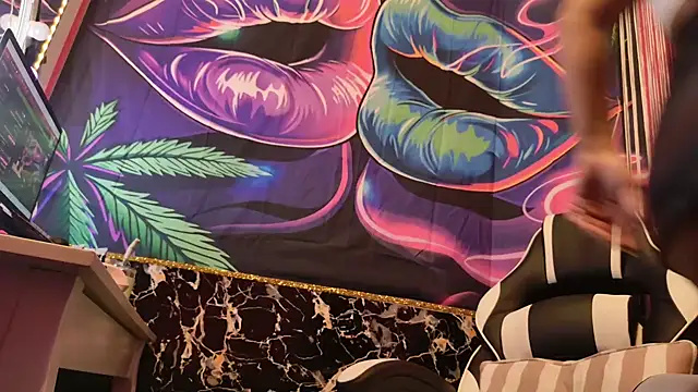 Snapshot of Luiza_Hammer chatting on 17, 1, 2025 Luiza Hammer online show from 17, 1, 2025