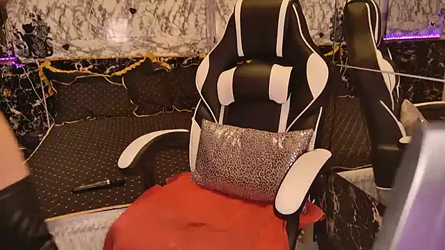 Snapshot of Luiza_Hammer chatting on 17, 3, 2025 Luiza Hammer online show from 17, 3, 2025