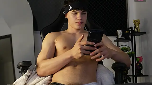 Snapshot of Max_cortes1 chatting on 27, 10, 2025 Max cortes1 online show from 27, 10, 2025